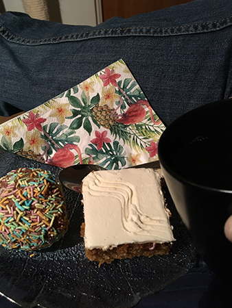 Semmelfest med chokladboll och morotskaka