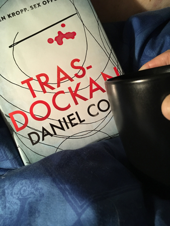 Boken Trasdockan och kaffe på sängen