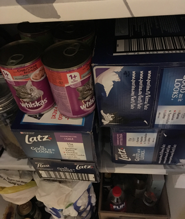 Påfyllt med kattmat i skafferiet