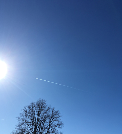 Blå himmel sol plan