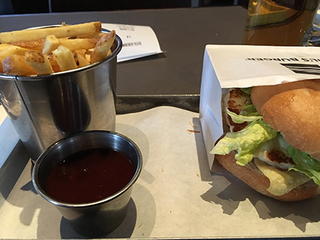 Halloumiburgare med tillbehör hos Phils