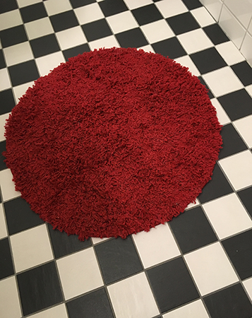 Röd matta på gästtoan