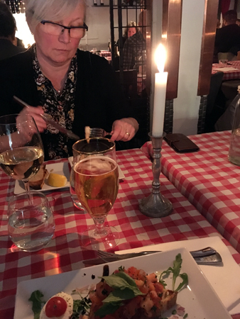 Anna äter förrätt hos Alessandro