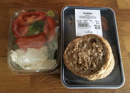 Fasolakia sallad fetaoströra bröd