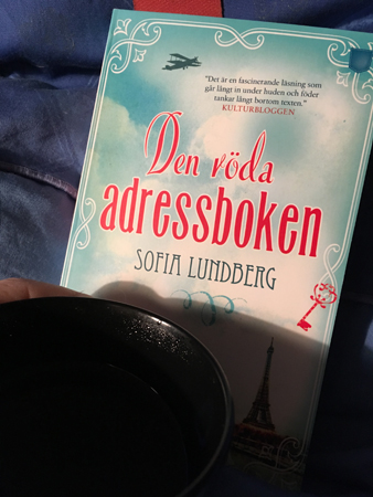 Boken Den röda adressboken och kaffe på sängen