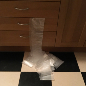 Plastpåsar utrivna ur kökslåda