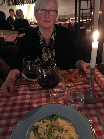 Anna vid huvudrätten hos Alessandro