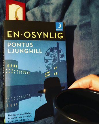 Boken En osynlig och kaffe på sängen