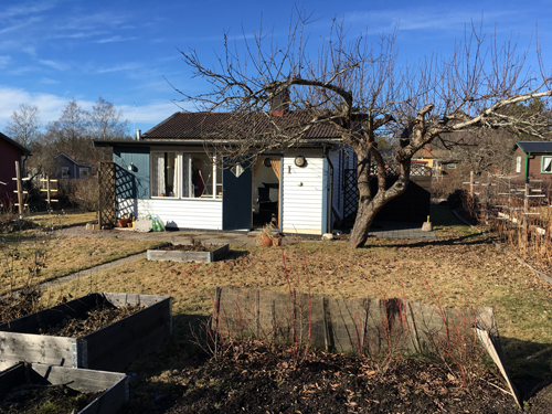 Slottet och trädgården med land från baksidan