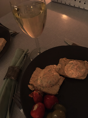 Laxpaté med tillbehör och ett glas vitt vin
