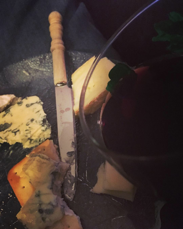 Ostar kex och ett glas rött