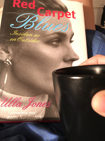 Boken Red Carpet Blues och kaffe på sängen
