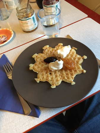 Våffla med grädde och sylt