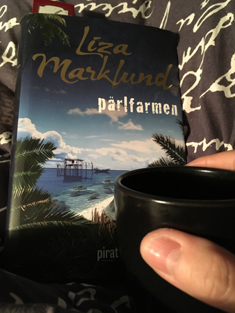 Boken Pärlfarmen och kaffe på sängen