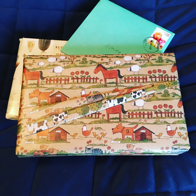 Två paket och ett grönt kuvert