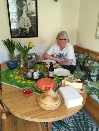 Anna och Brigitte vid påskbordet