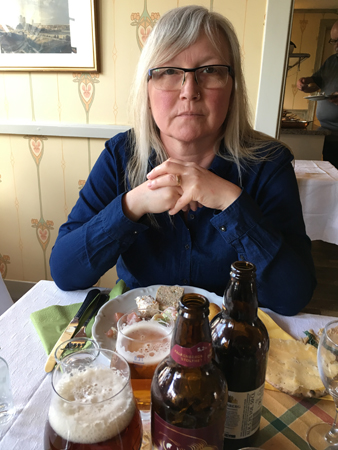 Anna i blått vid påskbordet i Odinsborg