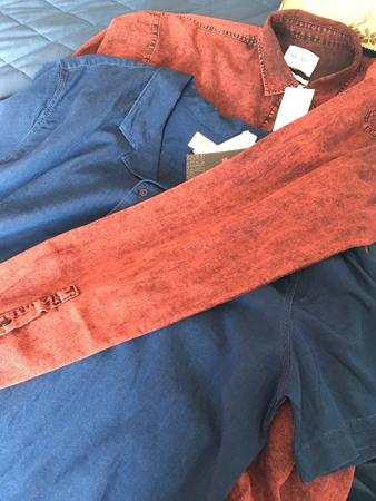 Blå skjorta och röd skjorta