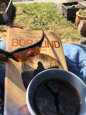 En stunds läsning och kaffe i Slottsträdgården