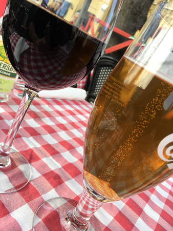 Ett glas rött och ett glas öl