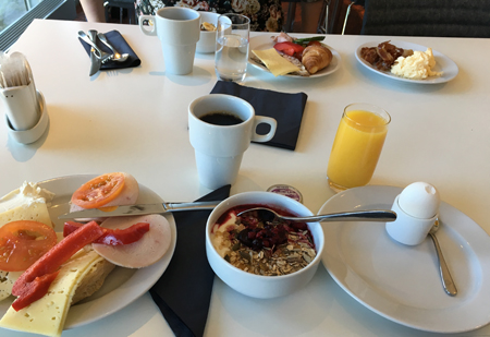 Hotellfrukost