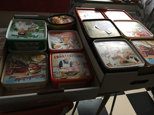 Två kartonger med kakburkar