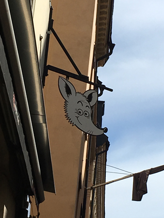 Skylt tacknad i Gamla stan