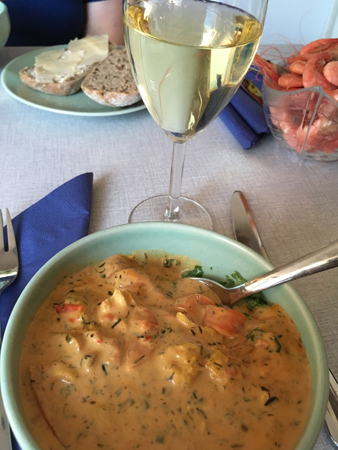 Fisksoppa bröd och vitt vin