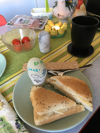 Frukost med handmålat ägg och lunchmackor