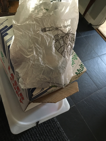 Två lådor och en påse påsksaker