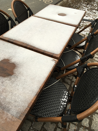 Snö på utebord den 10 april 2019