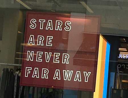 Skylt Stars are never far away