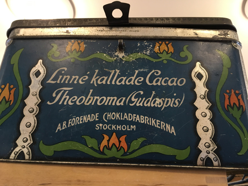 Burk med text om Linné och kakao