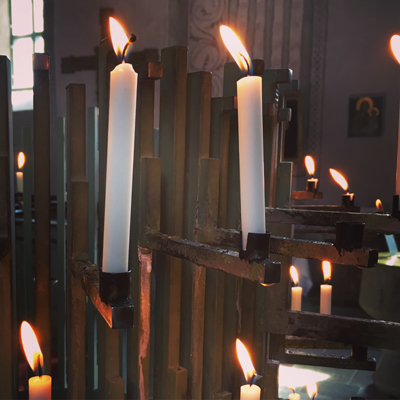 Ljus för mamma och pappa i Gamla Uppsala kyrka