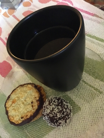 Kaffe och två sorters kakor