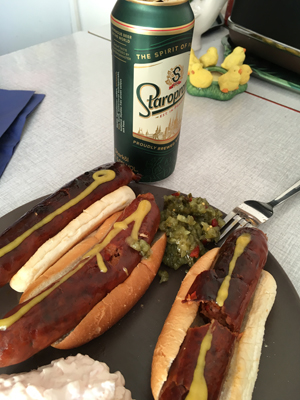 Kalkonkorv med bröd räksallad bostongurka öl