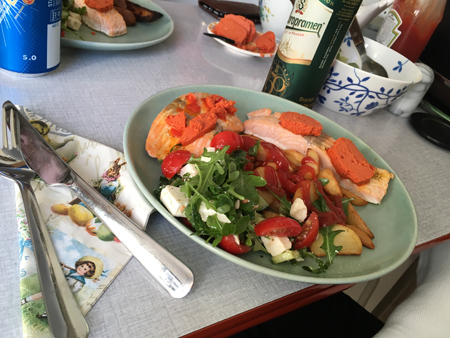 Lax med tomatsmör grönsaker potatisklyftor och öl