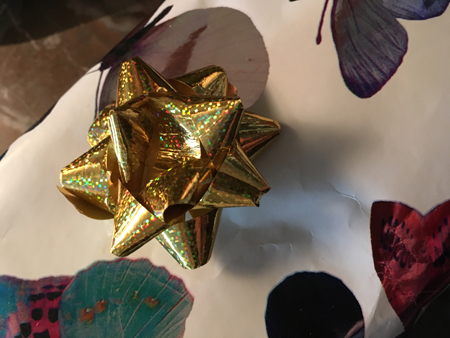 Paket med guldrosett