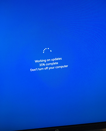 Arbetar med uppdateringar blå skärm