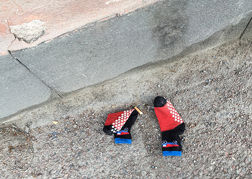 Barnstrumpor vid en husvägg