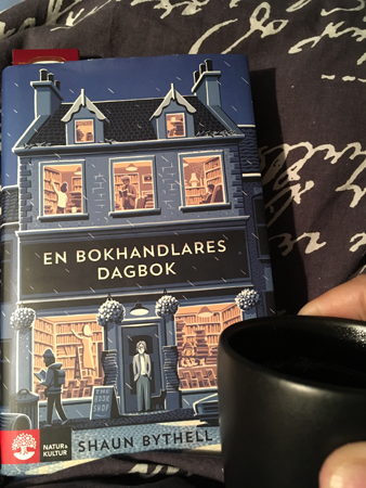 Boken En bokhandlares dagbok och kaffe på sängen
