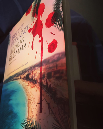 Öppnar boken Aldrig glömma