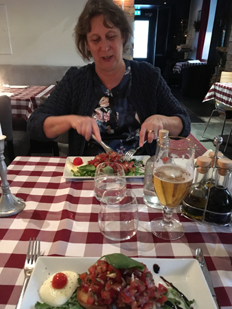 FEM äter bruschetta