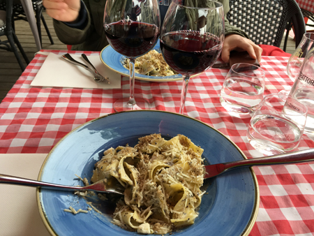 Pasta med tryffelsås och rött vin
