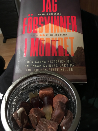 Godis och boken Jag försvinne i mörkret