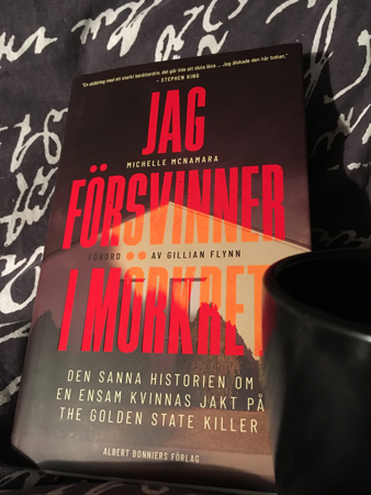 Boken Jag försvinner i mörkret och kaffe på sängen