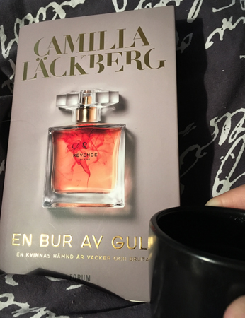 Camilla Läckbergs bok En bur av guld och kaffe på sängen