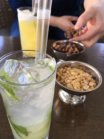 Drinkar flädermojito och passion for summer