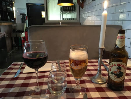 Ett glas montepulcianovin och en öl Trattoria Alessandro