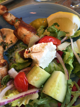 Kycklingspett och grönsaker Tzatziki